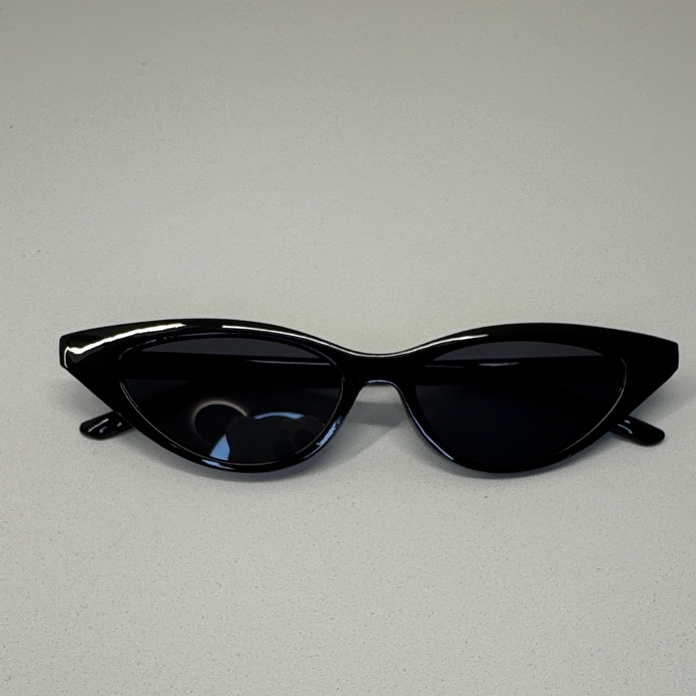 Chic Black Cat-Eye Sunglasses